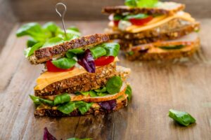 Körnerbrot mit Käse, Pute und Feldsalat