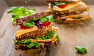 Eiweißbrot mit Käse, Pute und Feldsalat