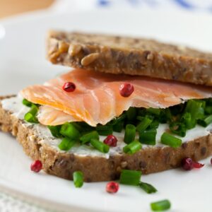 Eiweißbrot mit Lachsforelle, Quark und Schnittlauch