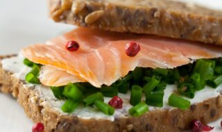 Eiweißbrot mit Lachsforelle, Quark und Schnittlauch