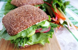 Eiweißbrötchen mit Quark, Radieschen und Gurke