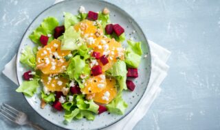 Endiviensalat mit Mandarine, rote Bete und veganem Feta