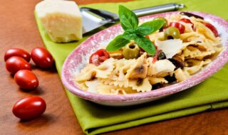 Farfalle mit Kirschtomaten, Oliven und Parmezzano