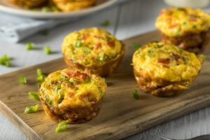 Gemüse-Eiermuffins mit Käse überbacken