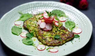 Zucchini-Puffer mit Radieschen