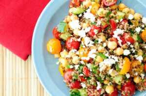 Quinoa-Kichererbsensalat mit veganem Feta