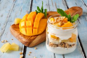 Granola mit Mango und Quarkcreme