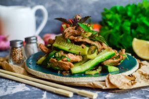 Gurkensalat mit Huhn und Koriander