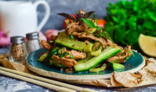 Gurkensalat mit Huhn und Koriander