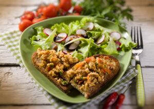 Hähnchenbruschetta mit Radieschen-Salat