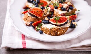 Körnerbaguette mit süßem Quark, Feigen und Blaubeeren