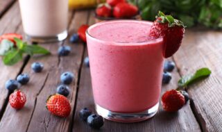 Joghurt-Mandelmilchshake mit Erdbeeren und Blaubeeren