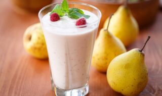 Sojamilchshake mit Birne, Himbeeren, Mandeln und Quark