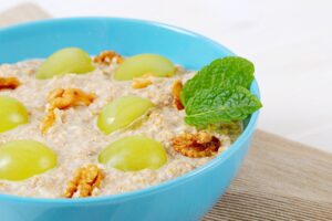 Porridge mit Apfel und Weintrauben