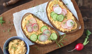 Brot mit Obazda, Gurke und Radieschen