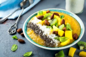 Smoothie Bowl mit Mango, Kiwi, Chia, Mandeln und Kokos