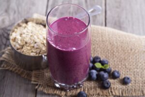 Smoothie mit Blaubeeren, Chiasamen und Haferflocken