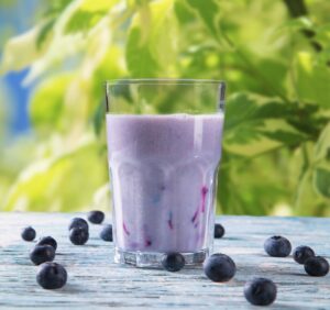 Shake mit Blaubeeren, Joghurt und Leinsamen