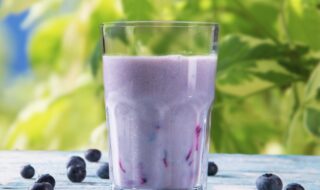 Shake mit Blaubeeren, Joghurt und Leinsamen