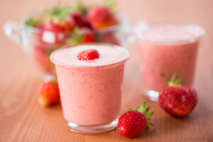 Shake mit Erdbeeren, Quark und Cashewmus