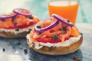 Vollkornbrötchen mit Lachs, Tomate und Kapern