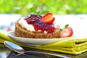 Vollkornbrot mit Sojaquark und Erdbeermarmelade