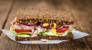 Vollkornbrot mit Thunfisch, Mais und Salat