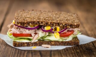 Vollkornbrot mit Thunfisch, Mais und Salat