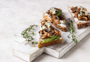 Vollkorntoast mit Champignons und Gorgonzola