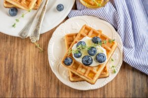 Waffeln mit Banane, Blaubeeren und Joghurt