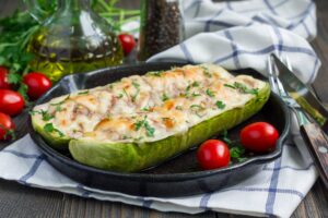 Zucchini gefüllt mit Champignons und veganem Feta