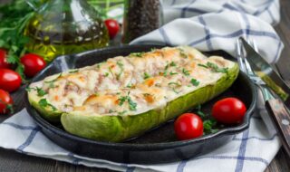 Zucchini gefüllt mit Champignons und veganem Feta