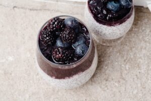 Chiasamenpudding mit Brombeeren und Blaubeeren