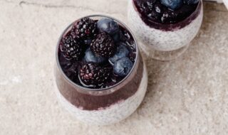 Chiasamenpudding mit Brombeeren und Blaubeeren