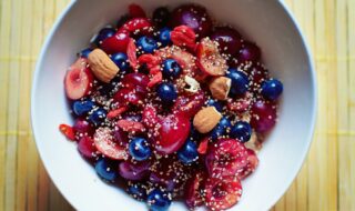 Amaranth mit Kirschen, Blaubeeren und Mandeln