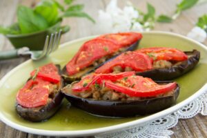 Aubergine gefüllt mit Hackfleisch, Tomaten und Rosinen