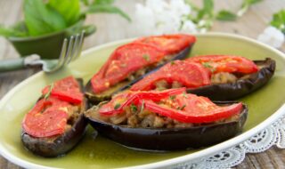 Aubergine gefüllt mit Hackfleisch, Tomaten und Rosinen