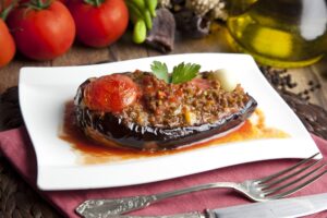 Gefüllte Aubergine mit Sojahack und Tomaten