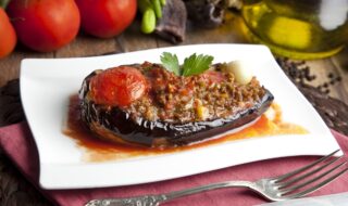 Gefüllte Aubergine mit Sojahack und Tomaten