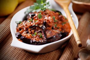 Aubergine gebraten mit pikanter Tomatensoße