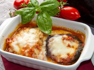 Aubergine mit veganem Mozzarella und Tomaten