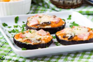 Aubergine mit Pilzen, Schinken und Käse überbacken