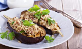 Aubergine mit Pinienkernen, Quinoa und Joghurt