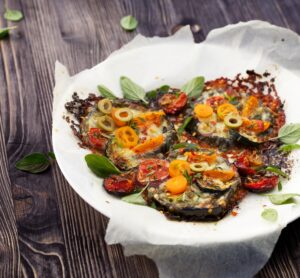 Überbackene Aubergine mit Mozzarella und Tomaten