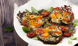 Überbackene Aubergine mit Mozzarella und Tomaten