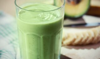 Milchshake mit Avocado und Banane