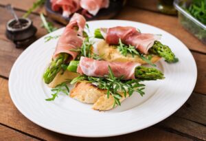 Vollkornbaguette mit Spargel im Prosciutto-Mantel