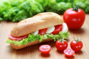 Baguette mit Tomaten und veganem Mozzarella