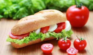 Baguette mit Tomaten und Mozzarella