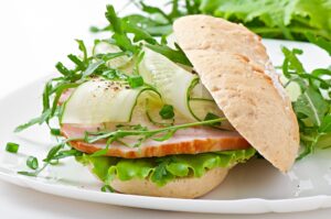 Mehrkornciabatta mit gekochtem Schinken und Gurke